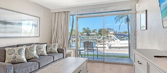 Waterfront Hotel Room, Huge Pool, Tiki Bar, Close to Beaches & Great Food!