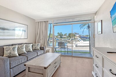 Waterfront Hotel Room, Huge Pool, Tiki Bar, Close to Beaches & Great Food!