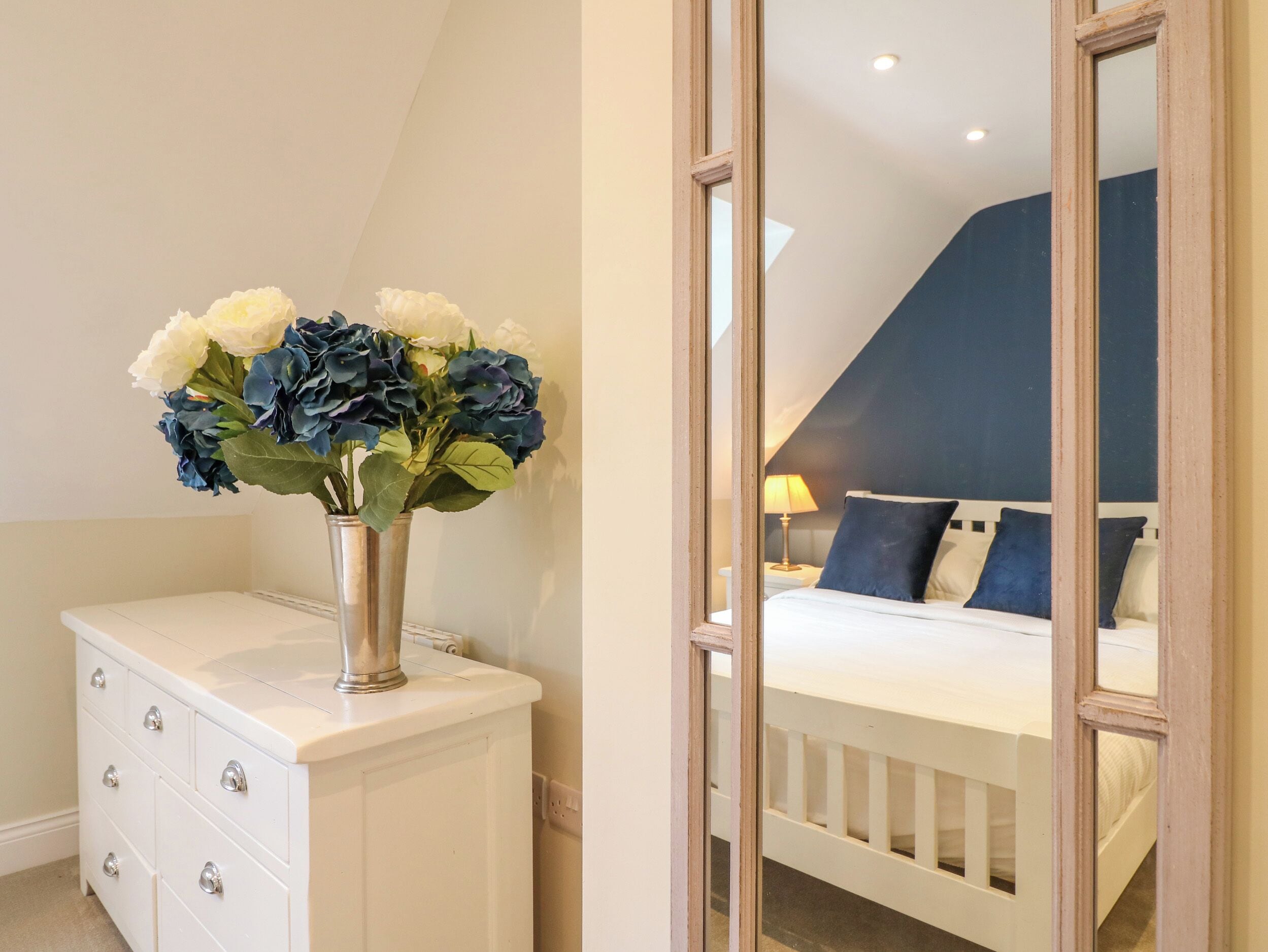 2 phòng ngủ, trang trí khác biệt 