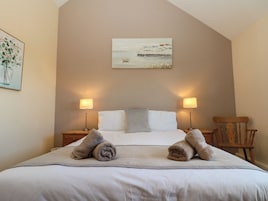 2 dormitorios, decoración individual, mobiliario individual