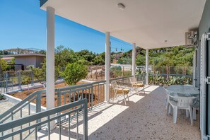Outdoor dining - Alexander Home (Artemis)