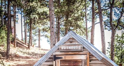 Vintage Sheriff Tiny Cabin - HOT TUB!