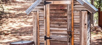 Vintage Sheriff Tiny Cabin - HOT TUB!