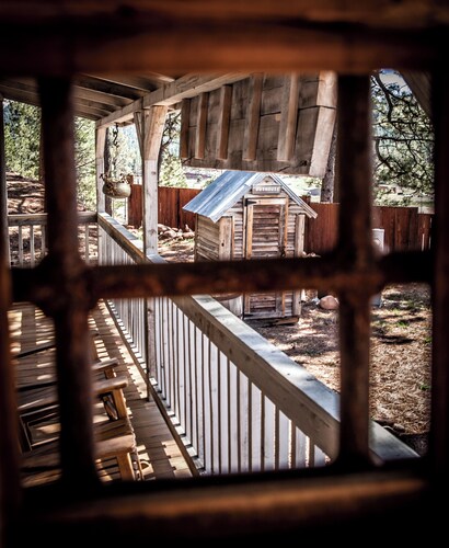 Vintage Sheriff Tiny Cabin - HOT TUB!