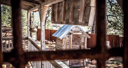 Vintage Sheriff Tiny Cabin - HOT TUB!