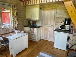 Kühlschrank, Mikrowelle, Herdplatte, Wasserkocher mit Kaffee-/Teezubehör