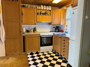 Kühlschrank, Mikrowelle, Herdplatte, Wasserkocher mit Kaffee-/Teezubehör