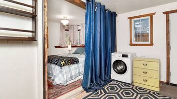 1 dormitorio, tabla de planchar con plancha, wifi y ropa de cama