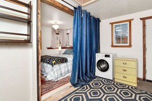 1 dormitorio, tabla de planchar con plancha, wifi y ropa de cama