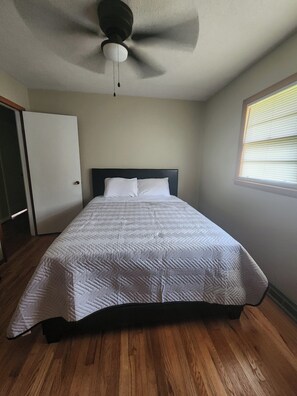 3 chambres, fer et planche à repasser, Wi-Fi, draps fournis