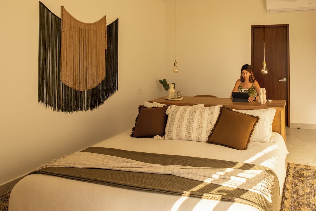 Appartamento Deluxe, vista spiaggia | Tende oscuranti, ferro/asse da stiro, Wi-Fi gratuito, lenzuola
