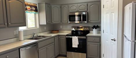 Refrigerador, microondas, horno, placa de cocina