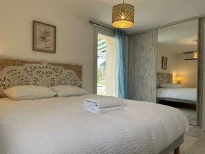 5 عدّة غرف نوم ومكتب ومكواة/لوح كي وسرير سفر