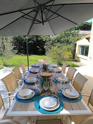 تناول الطعام بالخارج