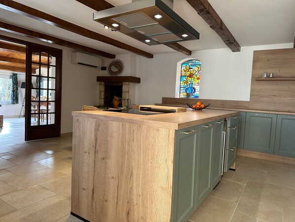 ثلاجة، ميكروويف، فرن، موقد طهي مسطح