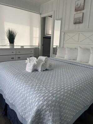 Basic Room, 1 King Bed | Free WiFi, bed sheets