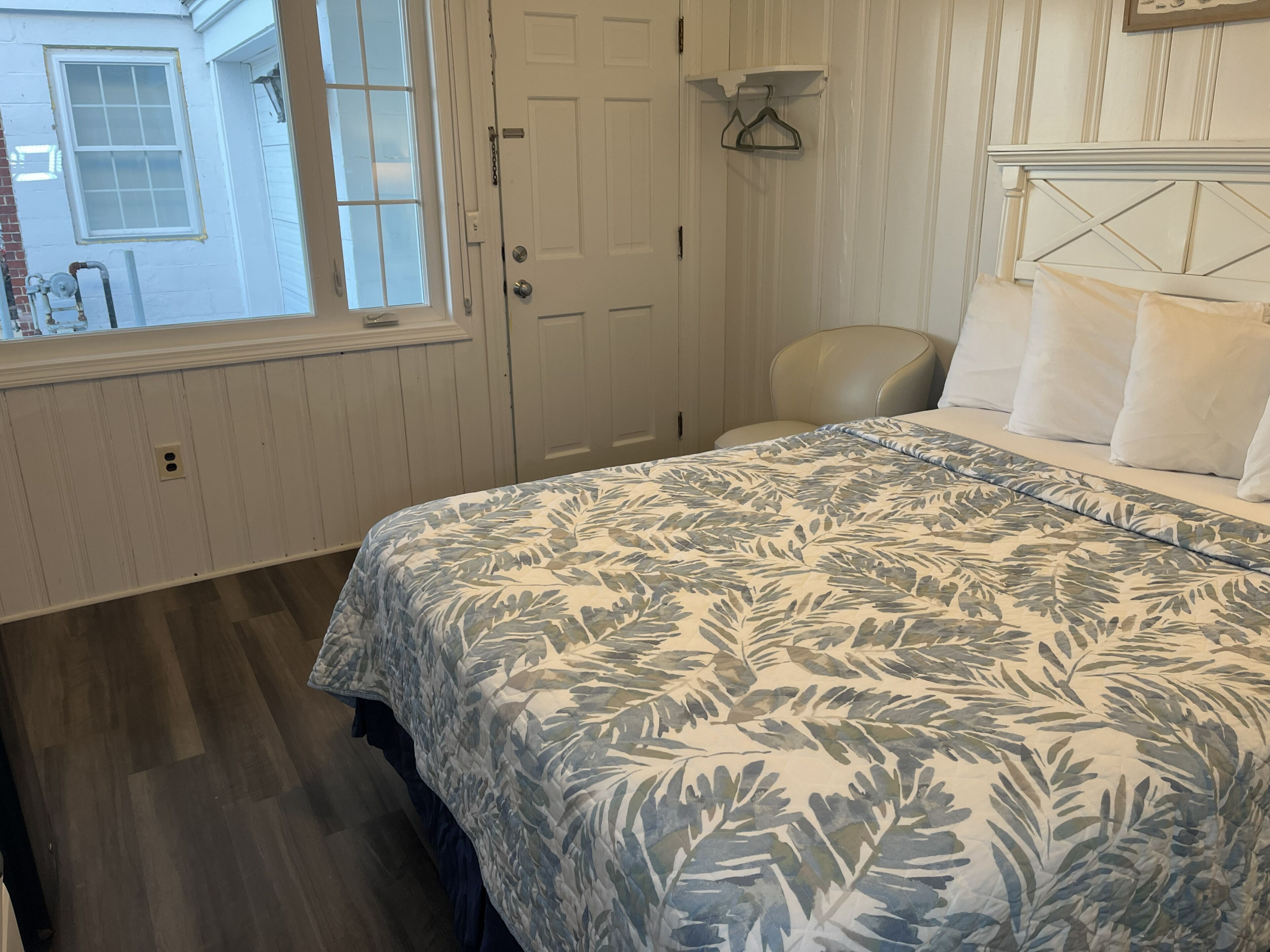 Basic Room, 1 King Bed | Free WiFi, bed sheets