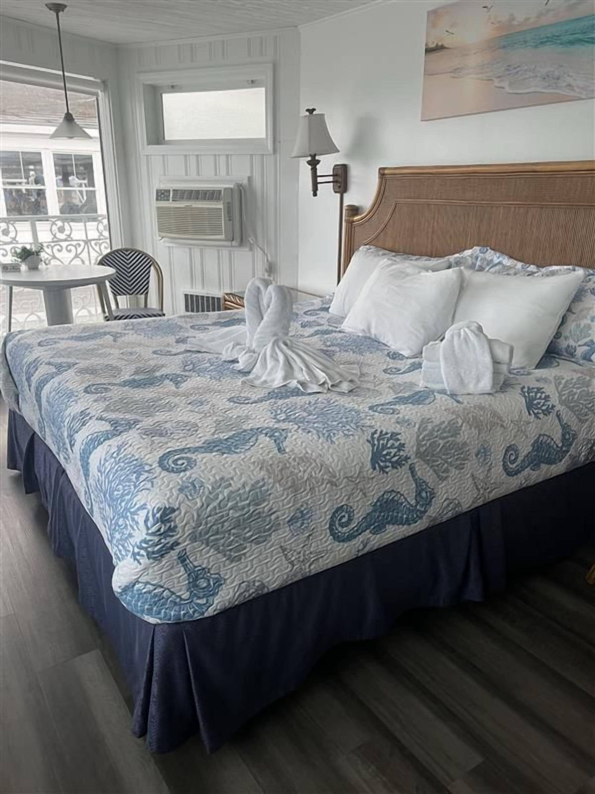 Ein Hotelzimmer mit einem großen Bett, einem runden Tisch und einem Stuhl.
