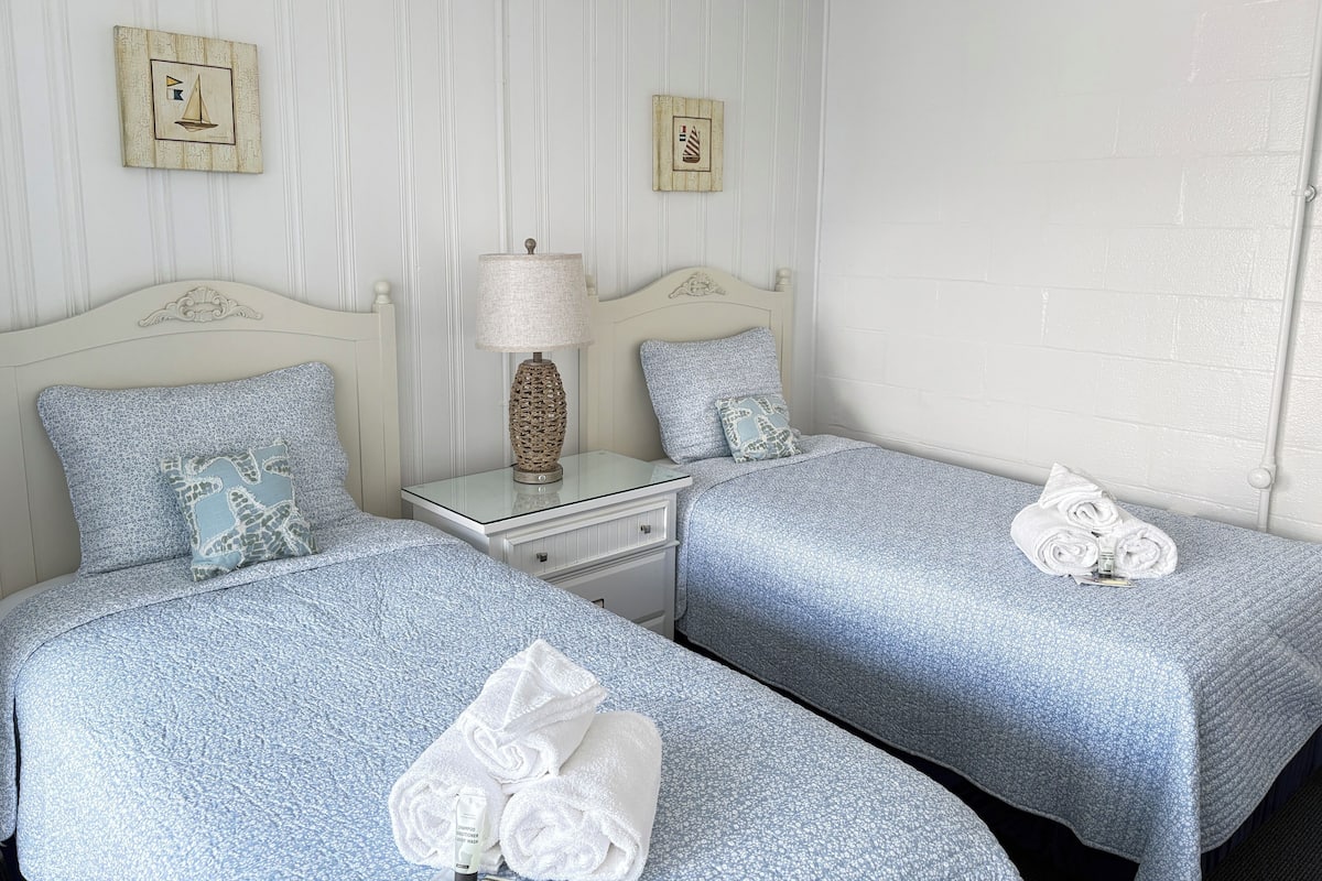 Basic Room, 2 Twin Beds | WiFi (free), bed sheets