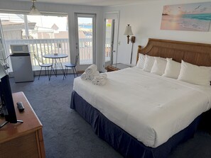 Basic-Zimmer, 1 King-Bett, eingeschränkter Meerblick | Kostenloses WLAN, Bettwäsche