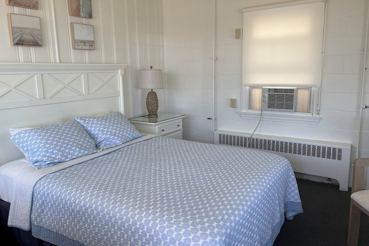 WiFi (free), bed sheets