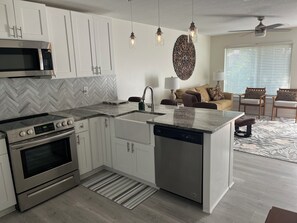 Mikrobølgeovn, ovn, kokeplater og oppvaskmaskin