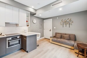 คลาสสิกอพาร์ทเมนท์, 1 ห้องนอน | บริเวณนั่งเล่น