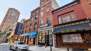 A street view with a restaurant, a law office, and a tall building. - 24 Stay Rittenhouse (Philadelphia)