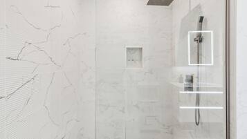 Standard Apartment, 1 Queen Bed | Bathroom