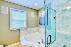 Shower, hair dryer, towels, shampoo - Lakefront Lake Anna Views, Boat Dock, Firepit, Dec (Mineral)