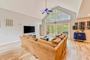 Smart TV, stereo, offices - Lakefront Lake Anna Views, Boat Dock, Firepit, Dec (Mineral)