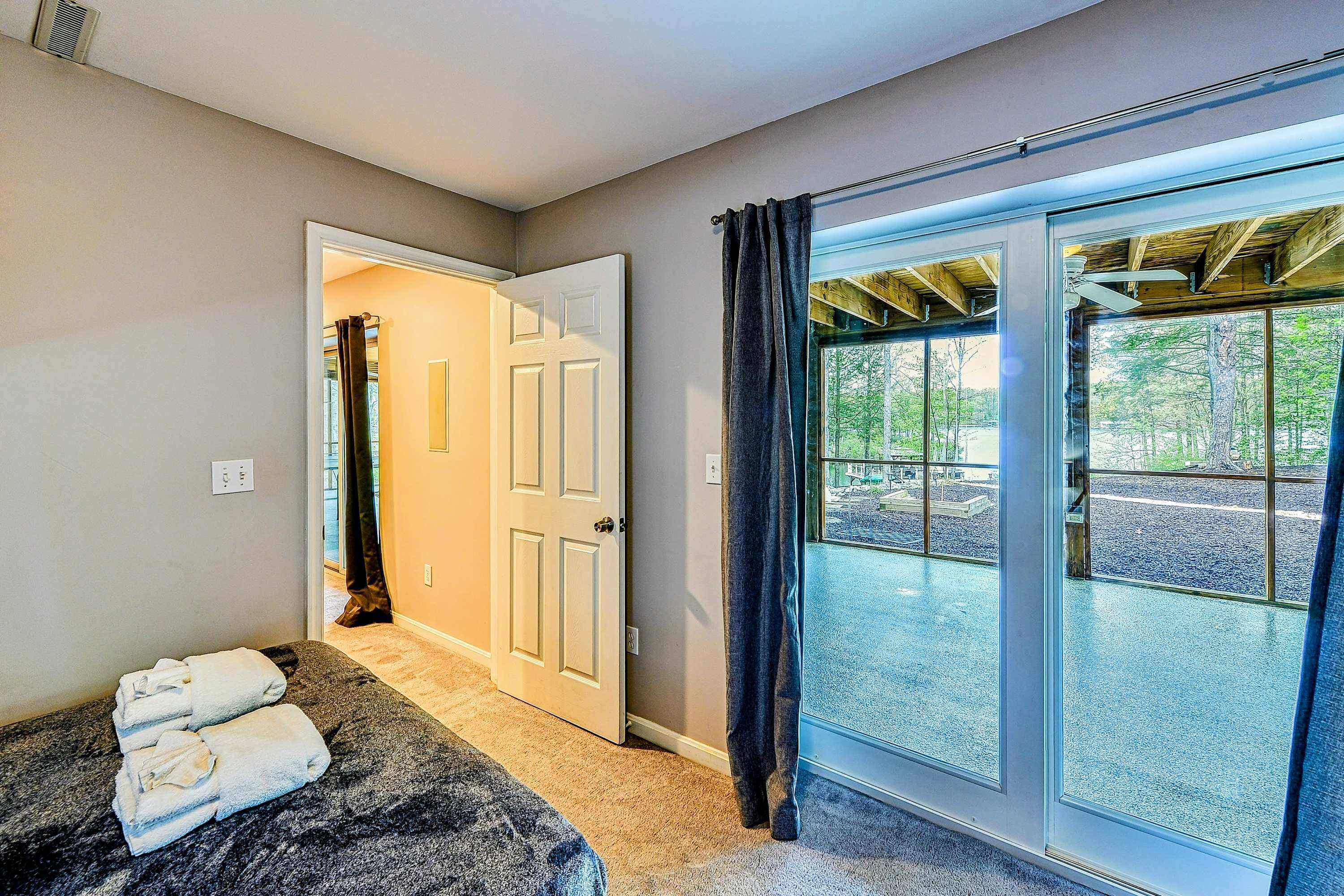 3 habitaciones, tabla de planchar con plancha y cuna de viaje 