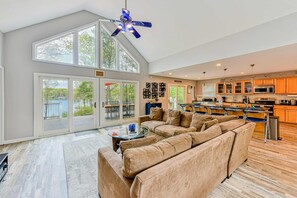 Smart TV, stereo, offices - Lakefront Lake Anna Views, Boat Dock, Firepit, Dec (Mineral)