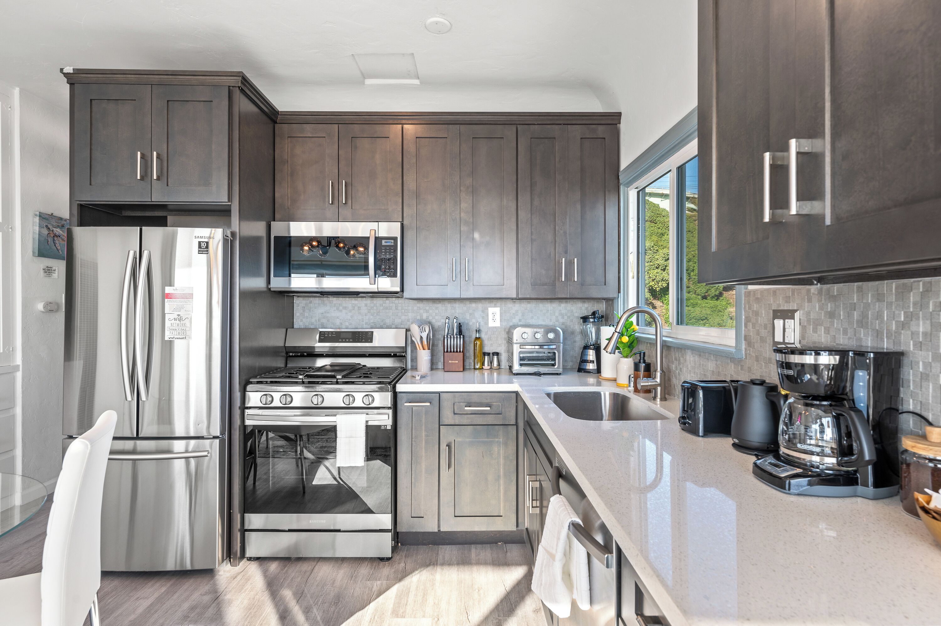 Kjøleskap, mikrobølgeovn, ovn og kokeplater