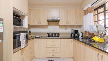 Apartamento Deluxe, vistas a la ciudad | Cocina privada | Frigorífico, microondas y utensilios de cocina