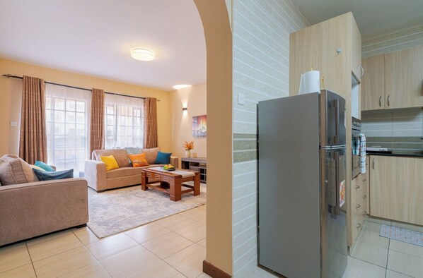 Deluxe Apartment, City View | Living area