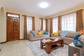 Deluxe Apartment, City View | Living area