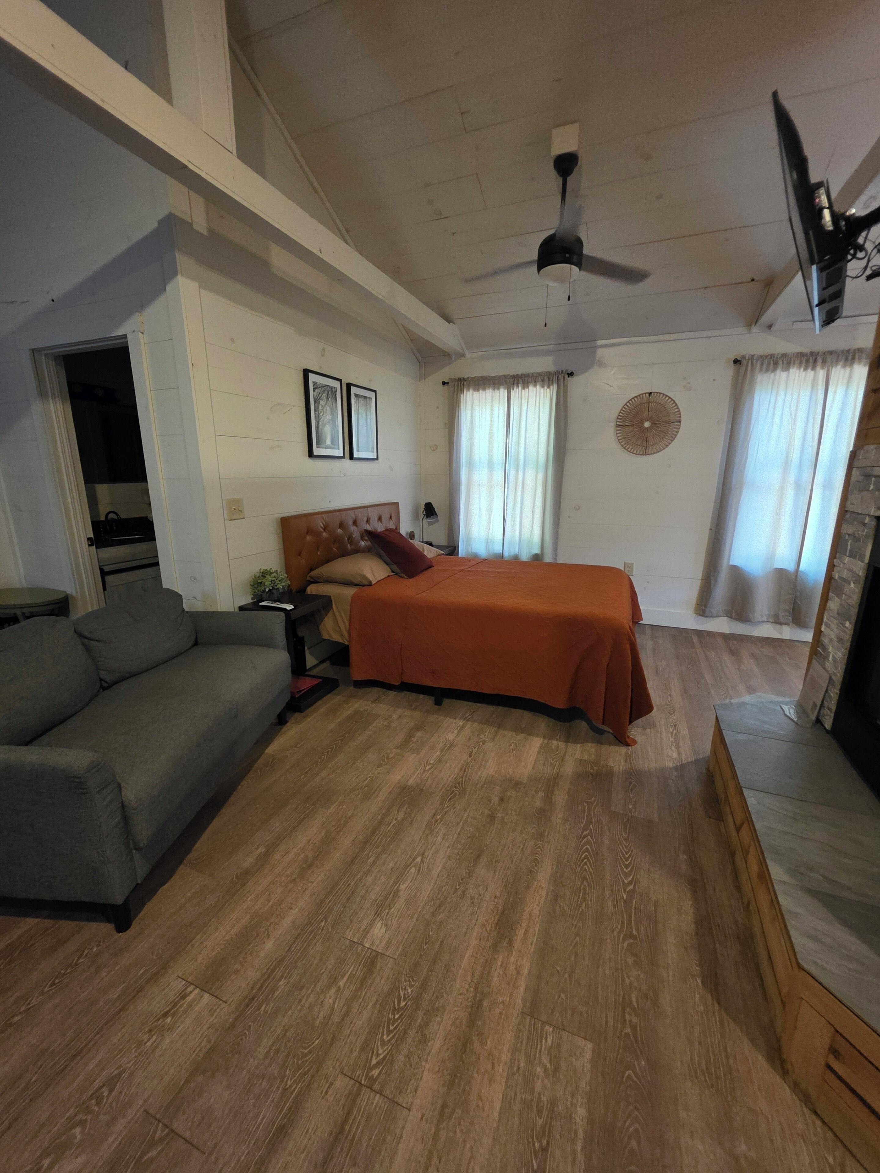 Traditional Cabin | 1 bedroom, iron/ironing board, free WiFi