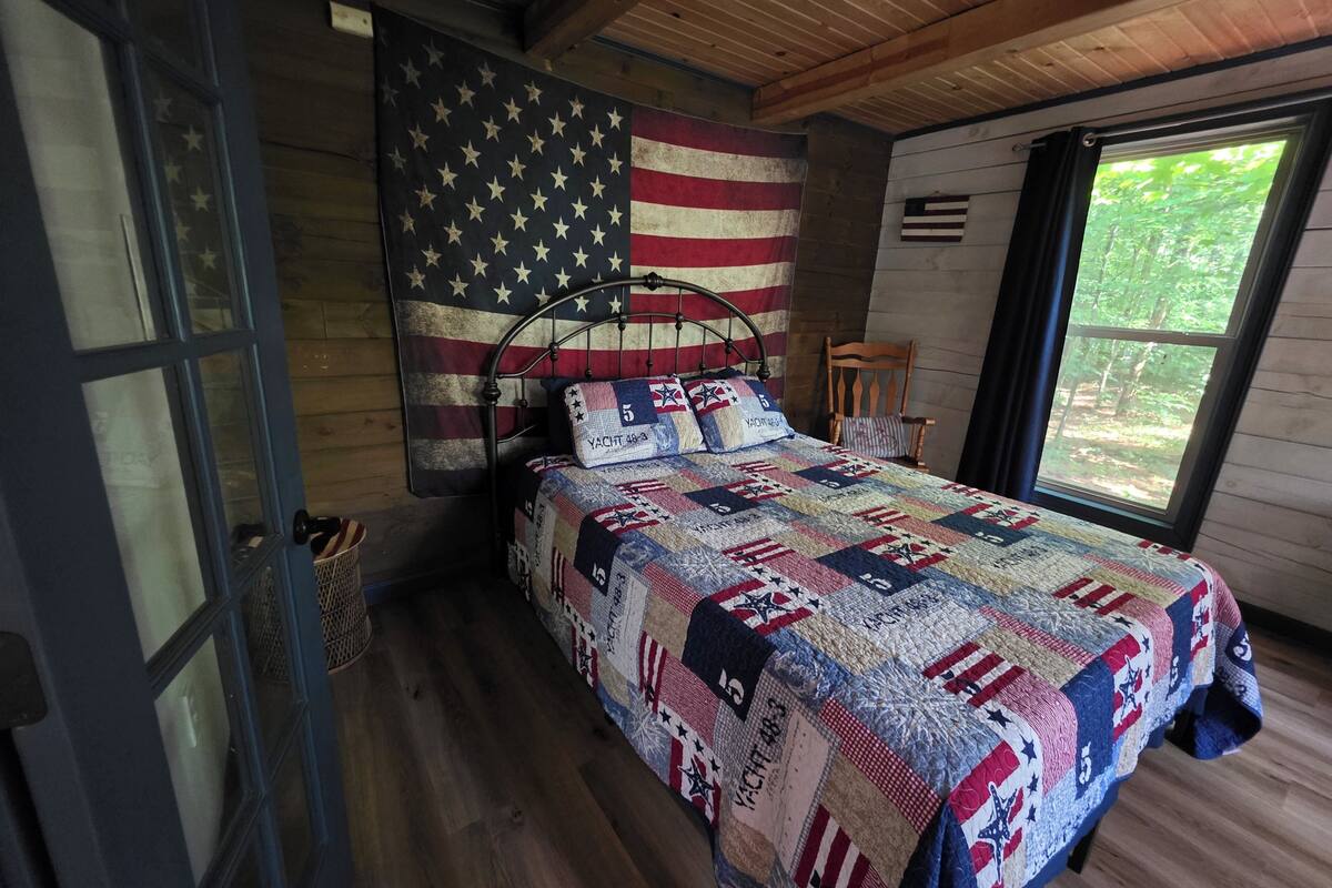 Tavanomainen mökki, 1 keskisuuri parisänky | 1 makuuhuone, silitysrauta/-lauta, ilmainen Wi-Fi