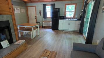 Traditional-Ferienhütte | 1 Schlafzimmer, Bügeleisen/Bügelbrett, kostenloses WLAN