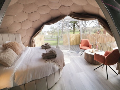 1 bedroom, individually decorated, individually furnished, free WiFi. Number 2 Dome