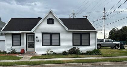 Charming 3-bedroom house with AC, WiFi in serene Houma