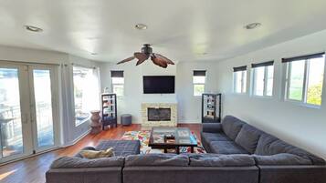 Smart TV, fireplace