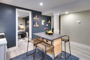 2 bedrooms, desk, iron/ironing board, WiFi - The Lantern: Charming 2 bed ground floor apartment (Forest Park)