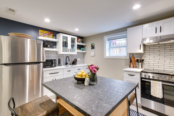 Fridge, microwave, oven, coffee/tea maker