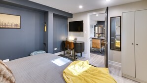 Ein modernes Schlafzimmer mit Bett, Schreibtisch, Stuhl und Kleiderschrank.