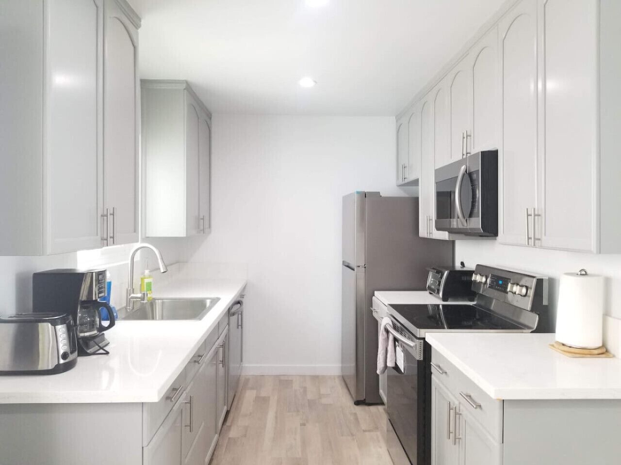 Refrigerador, microondas, horno y parrilla de estufa 