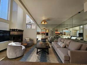 Smart-TV, Kamin, Arbeitsbereiche