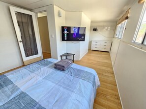 5 Schlafzimmer, Schreibtisch, Bügeleisen/Bügelbrett, Reisekinderbett
