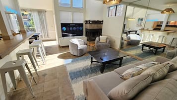 Smart TV, chimenea y oficina